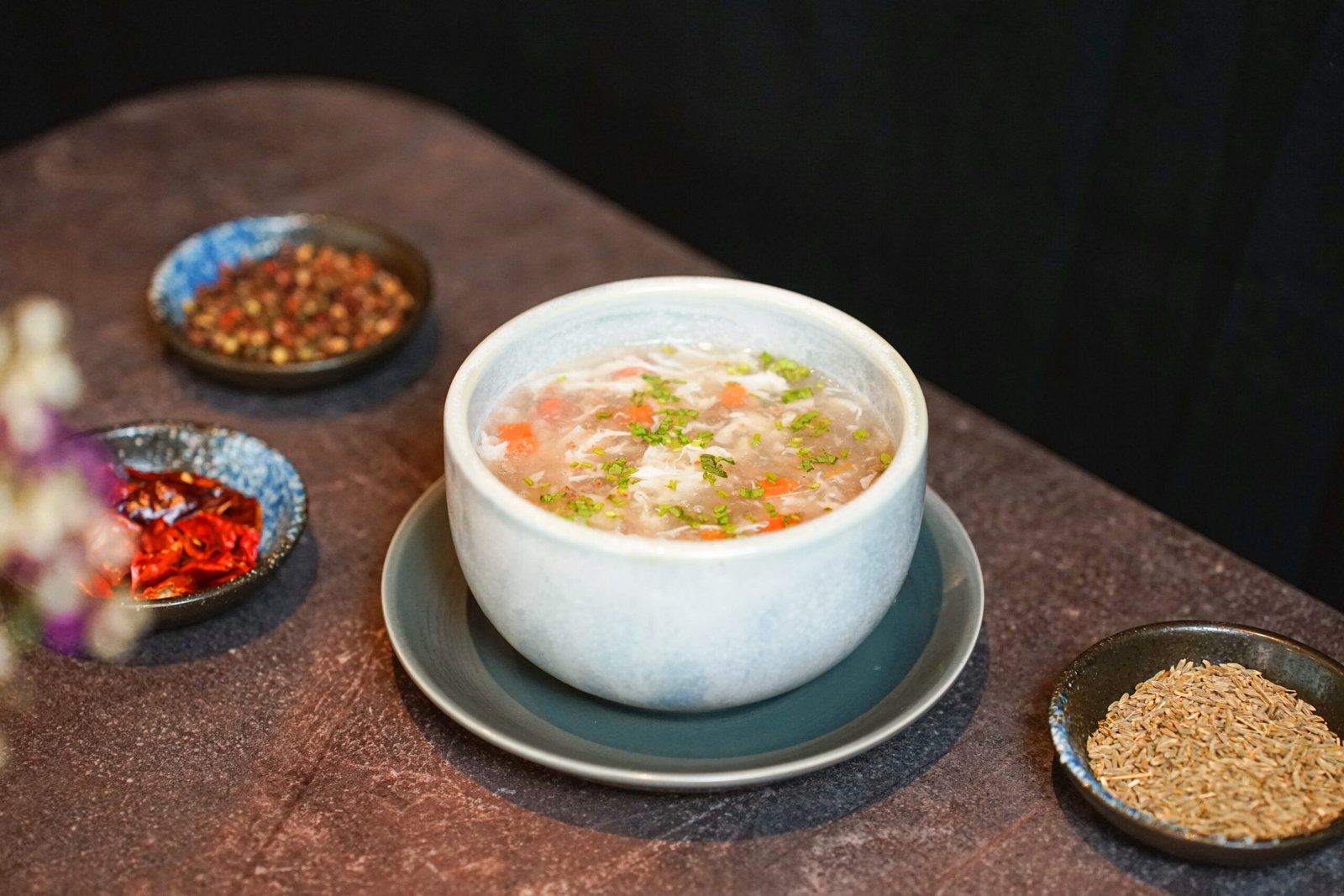 S2.Dickflüssige Suppe mit handgehacktem Rindfleisch