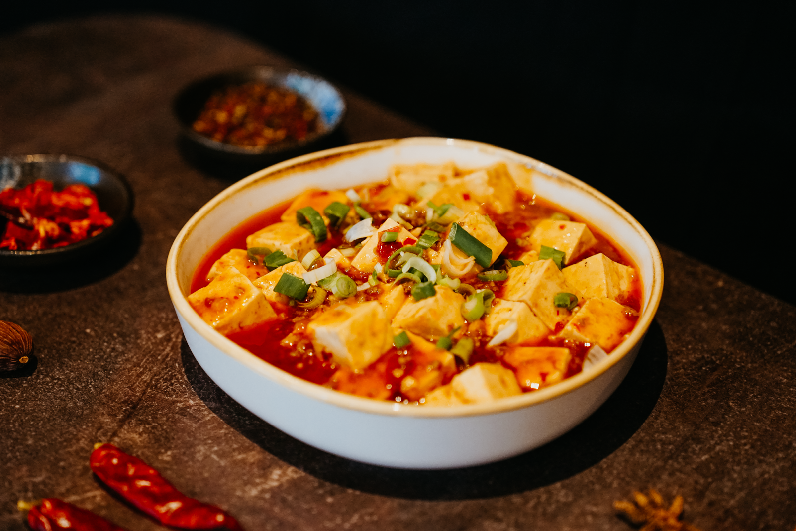 F24.Tofu mit Rinderhackfleisch  in Sichuan-Chili-Pfeffer-Sauce